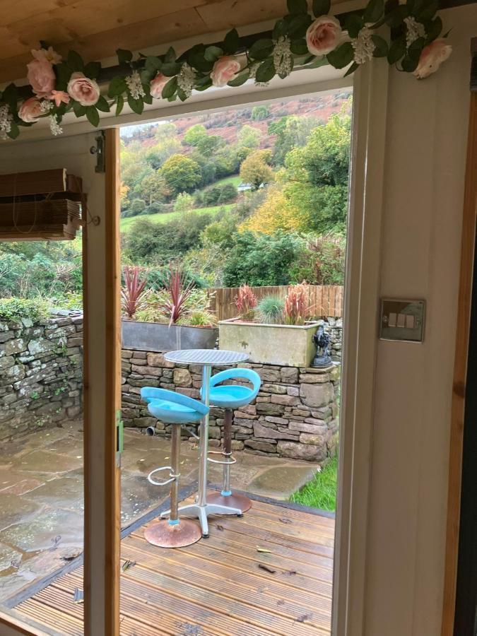 1 Bed Converted Railway Wagon Near Crickhowell Exterior foto